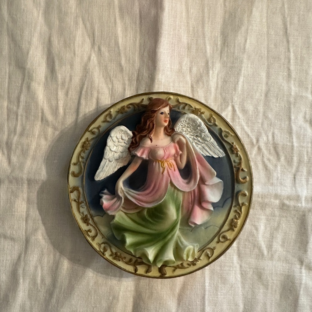 Angel Figurine with Wings - Picture 2 of 3